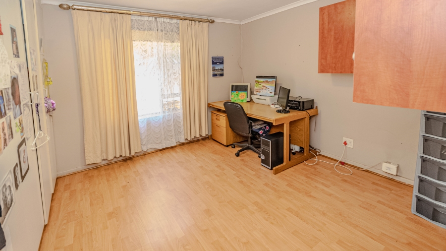 6 Bedroom Property for Sale in Vredekloof Heights Western Cape